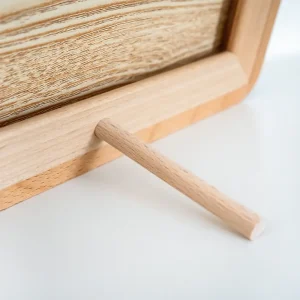 Metal corner reinforcement bracket on the back of a Veeart solid wood frame to prevent deformation.